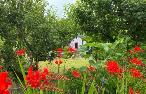 The Fabulous flower hut - Photo 17