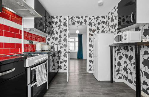 Cozy 3 bedroom house with free parking and near hospital - Foto 12