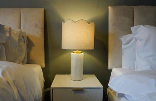 Orchard Bungalow - Sleeps 10 - Close to Town Centre - Free Parking, Pool Table, Fast Wi-Fi and Smart TV with Netflix by Yoko Property - Foto 22