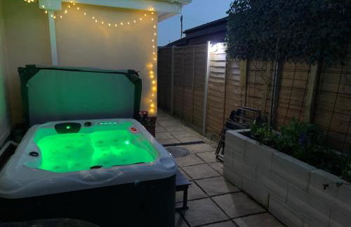 Seaside Studio Retreat w Hot Tub April - October - Photo 14