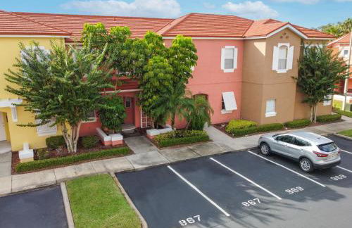 Family Getaway Townhome at Lake Berkley 15min to Disney - Foto 17