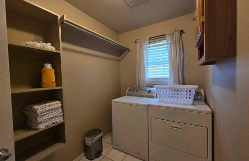 4 bedroom pet friendly grill under 5 min to airport and Choctaw Casino - Foto 27