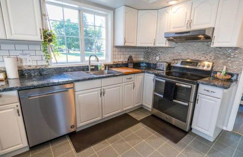 Spacious Family Home with Hot Tub - Foto 16