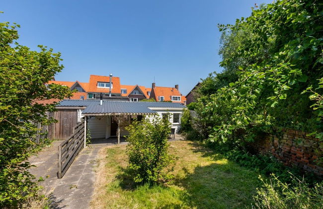 Cozy Holiday Home 3 Minutes From the Beach! - Photo 11