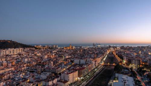 Urban Sky with Balcony and Sea View P&O 26H - Photo 2