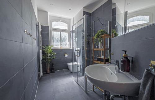 Gemütliche Ferienwohnung mit 2 Schlafzimmern, kostenfreiem Parkplatz, modernem Bad, Küche, Waschmaschine & Trockner - Foto 21