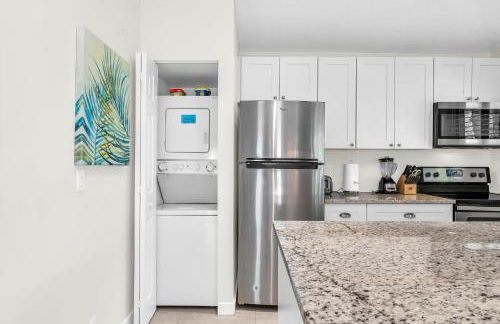 Luxurious Golf Retreat Villa in PGA National! - Photo 17