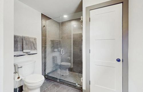 Outdoor Wonderland! Newly Built Home in Fort Ann - Foto 17