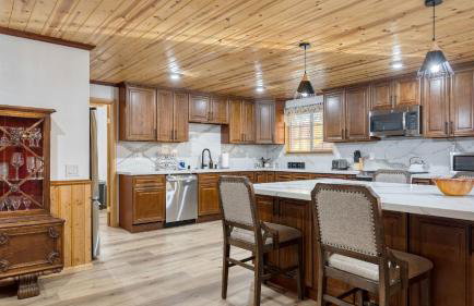 Pinetree Place by Avantstay Group Cabin w/ Hot Tub Minutes to the Lake - Photo 26