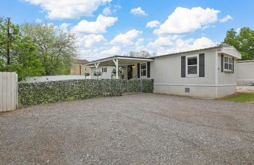 Near Water Lake Dallas Home with Furnished Patio! - Foto 24