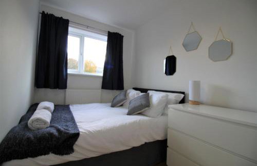 St James House - Charming 3 bed, 2 bathrooms, driveway parking, close to town centre - Photo 8