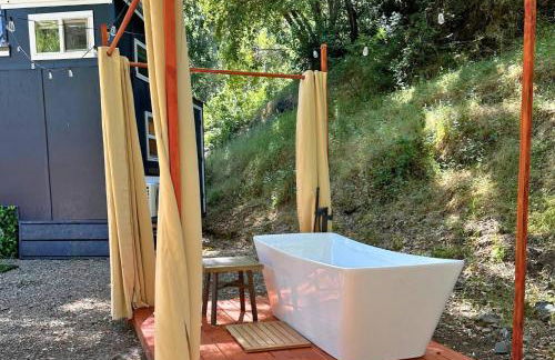 Couple’s retreat in Tiny Home w soaking tub/beach - Foto 33