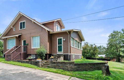 Cheerful 4BR Chalet with Seasonal Pool, Hot Tub - Foto 1