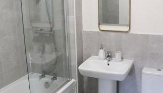 Large 3-Bed House VAT Invoices & Parking - Ideal for Contractors - Foto 4, towels, Shower