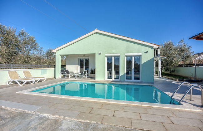 Holiday Home With Pool - Photo 35