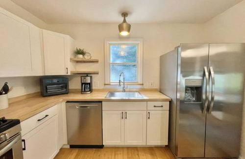 Quiet Family Friendly Home w/ Backyard [Owls Nest] - Foto 32