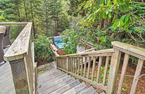 Spacious Redwood Retreat with Hidden Hot Tub - Foto 29