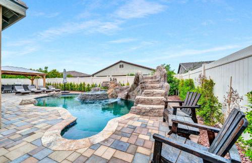 IndioStay 5min to Coachella & Stagecoach Fest -Private Pool, Water Slide, Waterfall, Jacuzzi, Fire Pit - Foto 1