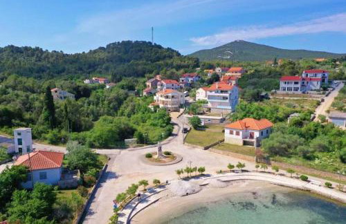 Sunshine Place by the beach - Photo 1