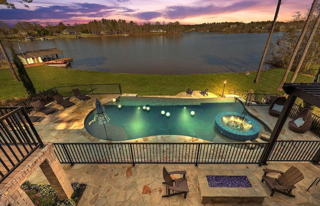 7BR Lakefront Haven Pool Hot Tub Gated 4acres - Foto 77
