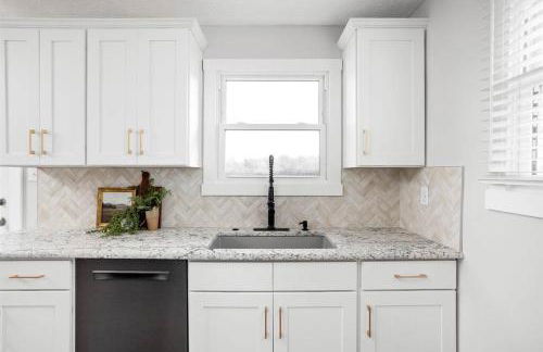 Newly Renovated Retreat 30mins to Downtown Indy - Photo 16