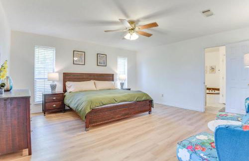 Relax Fireside! Poolside Oasis 3 Mi to Dtwn Sanger - Foto 12