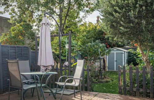 "FurnishedRentals Direct" WiggenHouse Stylish 3 Bedroom house Sleeps 8 with Free Parking, 2 Bathrooms, near to Watford High Street and Watford Football Stadium, Suitable for visiting Harry Potter Warner Bros Studio and London - Photo 20