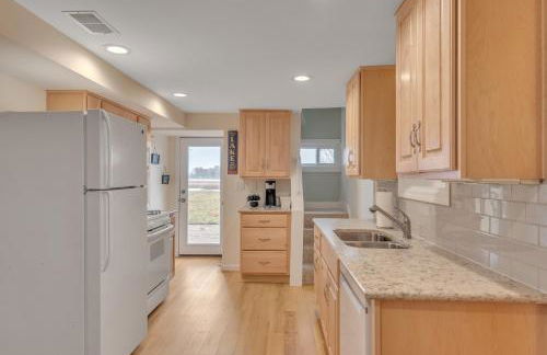 Amazing Lakefront Retreat On Long Lake! 2 Bedroom Home by RedAwning - Foto 42