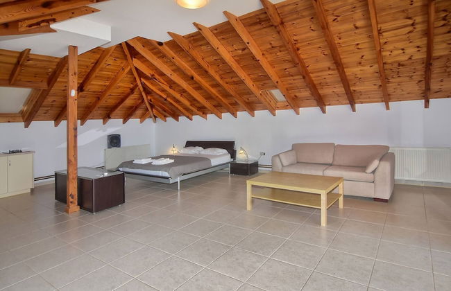 Incredible Large Villa In Paphos Sleeps 14 Children Pool, Jacuzzi, Huge Garden - Foto 5