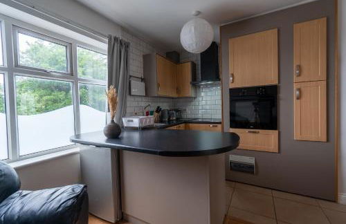 Luxury 1st floor modern flat, close to city with free parking - Photo 13