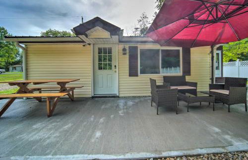 Jamestown Retreat with Hot Tub - Walk to Lake! - Foto 16