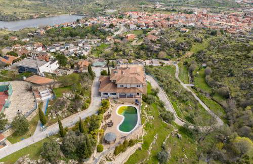 Mansión con Jacuzzi a 40 grados, gran piscina y Pádel - Photo 1