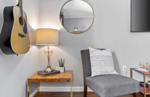 Famous MUSIC ROW 1 Bedroom Condo with FREE Parking and Pool - Foto 14