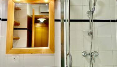 New! Charming 2-Bedroom Apartment Close to Ski Lifts - Foto 2, Shower