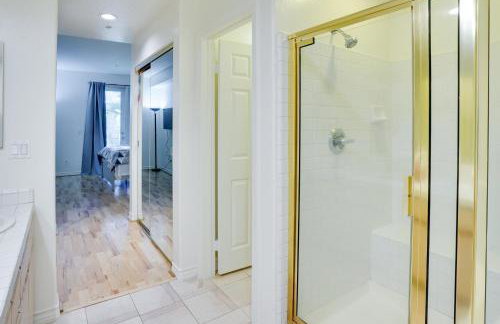 Serene Irvine Retreat with Heated Pool Access! - Foto 15