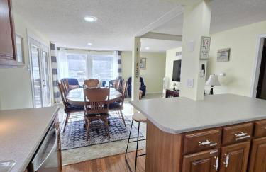 Lakefront Escape, Sunrise Views, Boat Slip & Community Dock Access - Foto 6