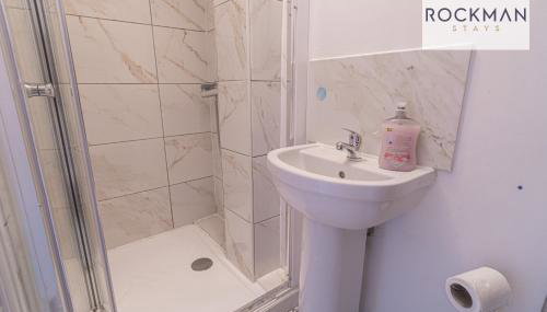 Ten Cromwell - FREE PARKING - Spacious 3 Bedroom Contractor Home - Central Grays Close to Station and Shops - Fast Wi-Fi - Long Term Stays - Foto 5, Shower