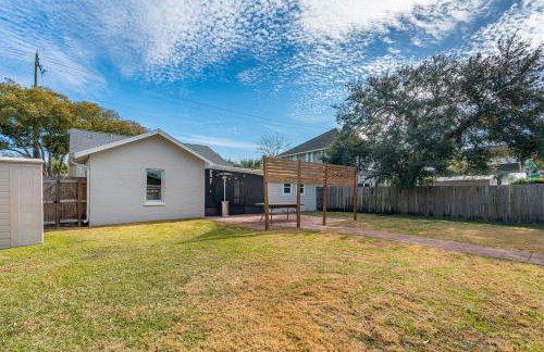 Adorable Dog Friendly Home with Fenced Yard, Office, STEPS to Canal & Hospital! - Foto 33