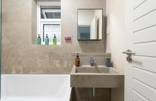 Modern 2BR Flat with 3 Beds Urban Getaway - Cherry - Foto 32