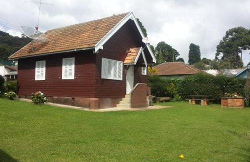 Chale de Madeira - Lareira e Fogueira---lindo gramado com mesa para café da manhã, churrasqueira e fogueira - Foto 48