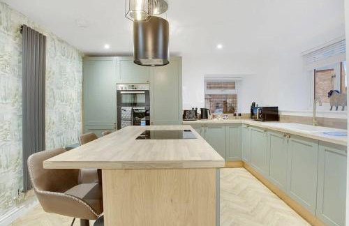 NEW! Luxurious Cottage in Durham by Stay With Us, Ideal for Large Groups & Families, Hot Tub, Sleeps 10! - Foto 2