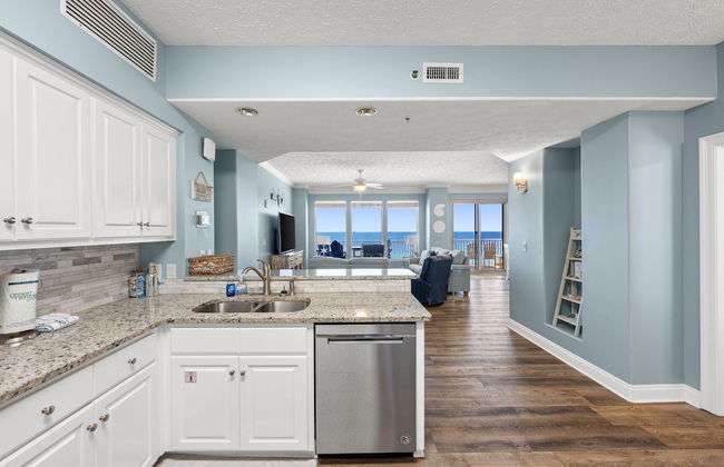 Beautiful Condo with Spacious Balcony to Enjoy Fascinating Ocean View - Unit 1002 by RedAwning - Foto 10