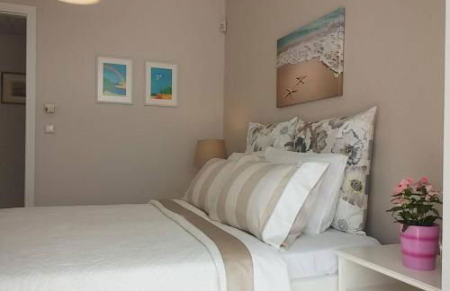 Overlooking the blue sea - Foto 14