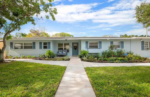 Coastal Vibes! Tropical heated pool home short drive to the beach - Foto 37