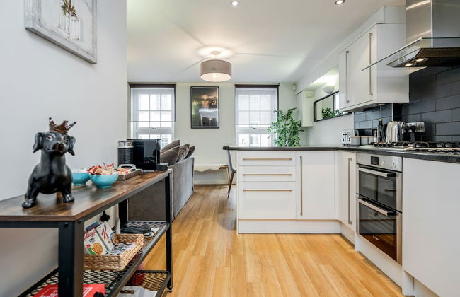 Beautiful Central Windsor Apartment - Photo 8