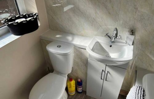 Spacious 2-Bedroom House In Stockton Heath With Free WiFi By Amazing Spaces Relocations Ltd - Foto 8