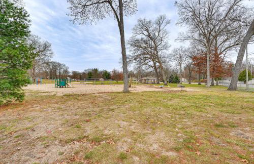 Walk to Fox Lake Pet-Friendly A-Frame with Fire Pit - Foto 31
