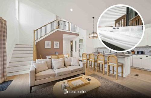 3-story home for 12 Near Ark with Hot Tub & Parking! - Foto 1