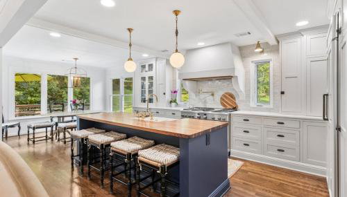 Updated and Spacious Home with Huge Yard Office and Decks - Foto 2