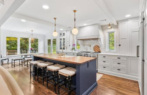 Updated and Spacious Home with Huge Yard Office and Decks - Foto 2